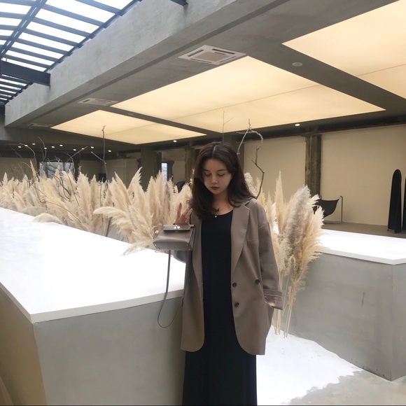 Drop shoulder jacket in caramel color - Picture 2 of 3